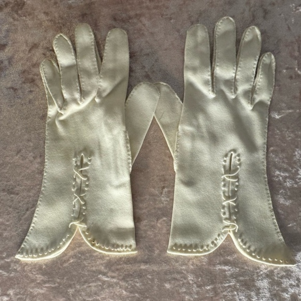 Vintage cream colored women’s gloves. #5